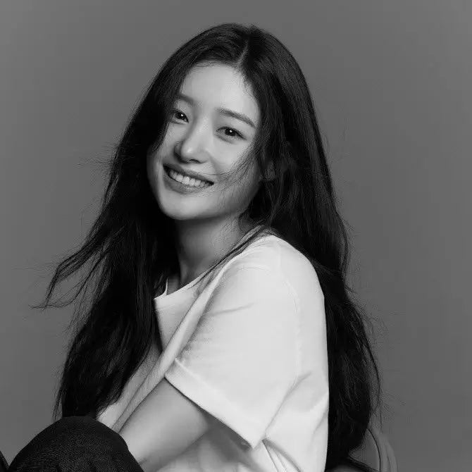 Casual woman in tee and jeans, relaxed lifestyle portrait for Beaded Bag everyday style storytelling