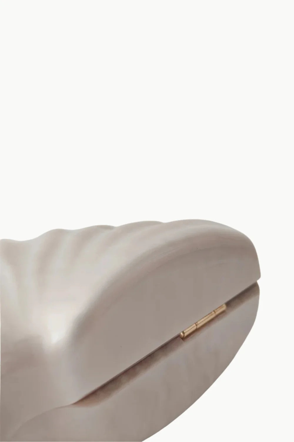 Pearl-colored beaded shell bag with gold hinge, stylish beaded shell bag accessory