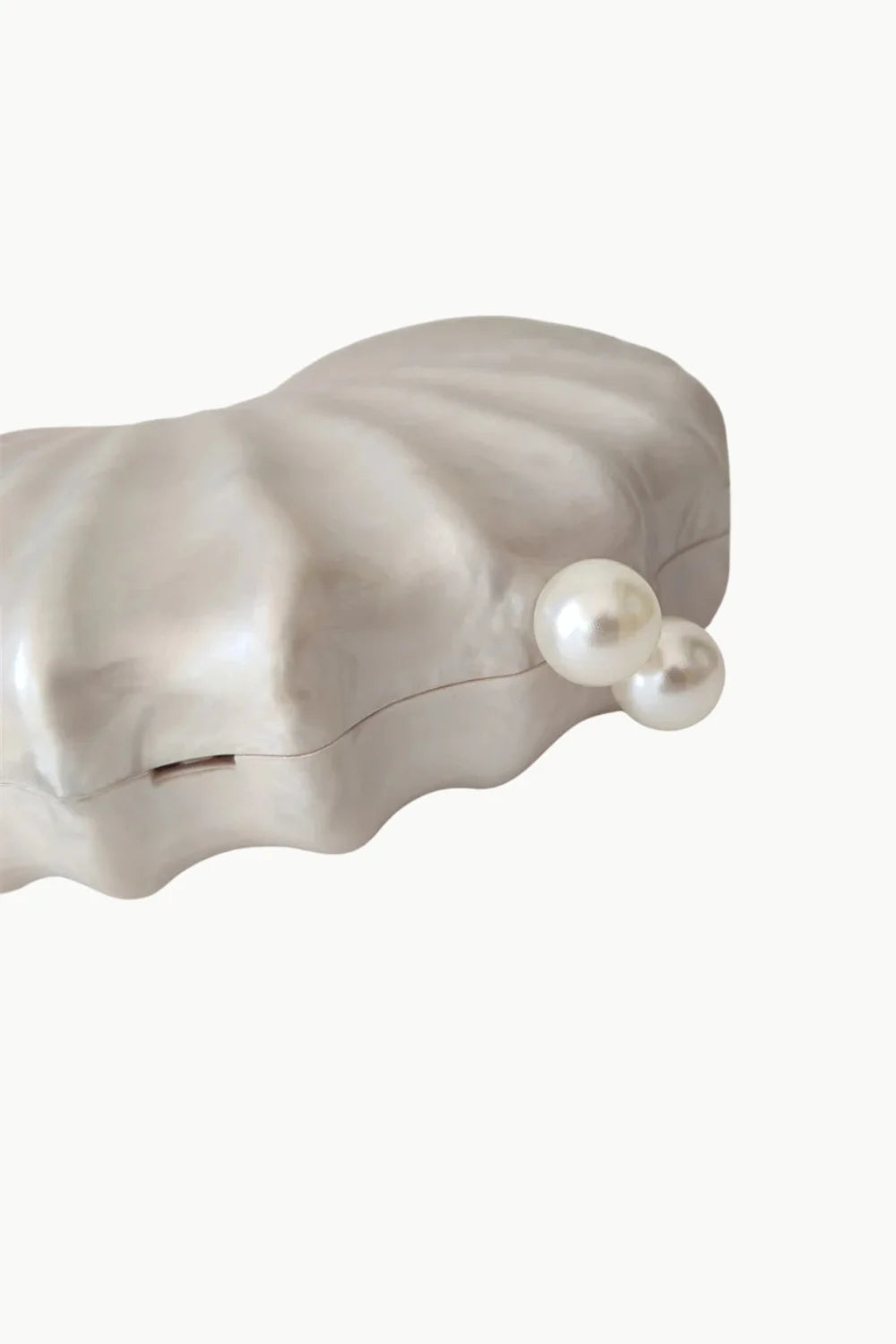 White beaded shell bag with shell-shaped design and decorative pearls